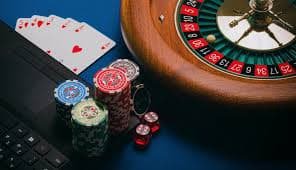 Dealer kasino langsung global30 membagikan kartu di meja Baccarat secara profesional
